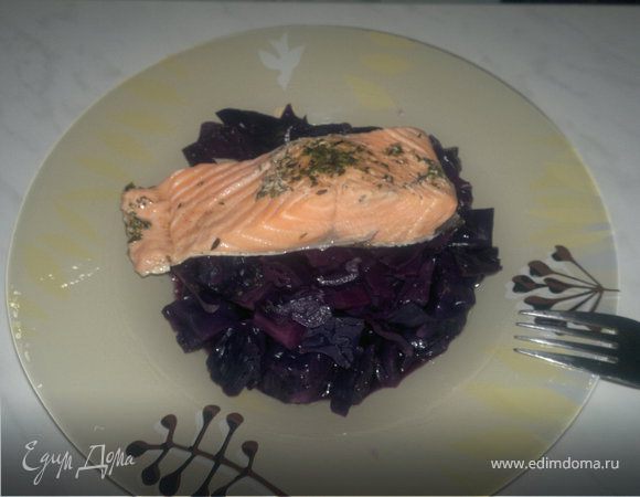 Капуста в вине и стейк лосося в травах. Капуста в вине и стейк лосося в травах.