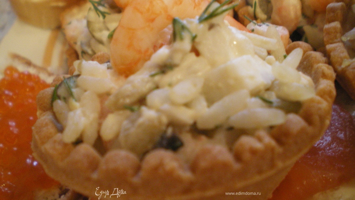 Тарталетки с креветочным салатом.