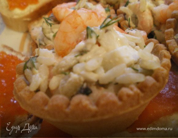 Тарталетки с креветочным салатом.