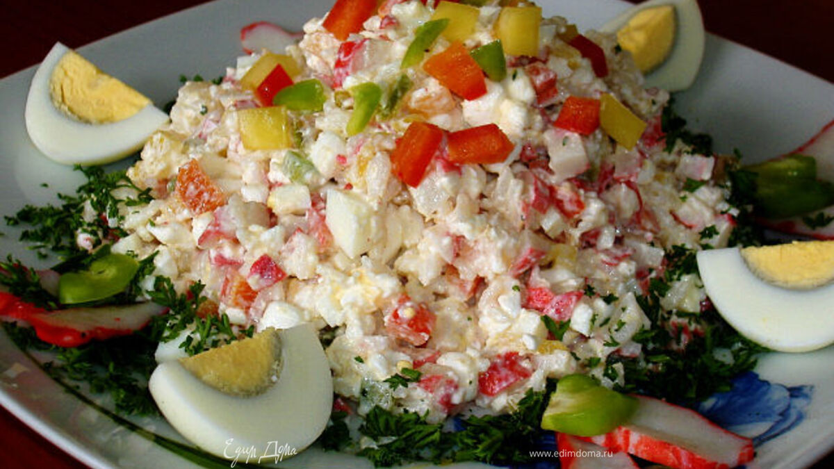 Салат с крабовым мясом и домашним сыром
