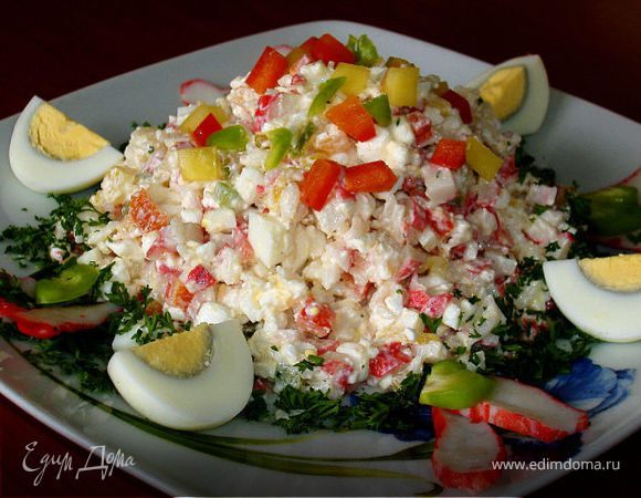 Салат с крабовым мясом и домашним сыром