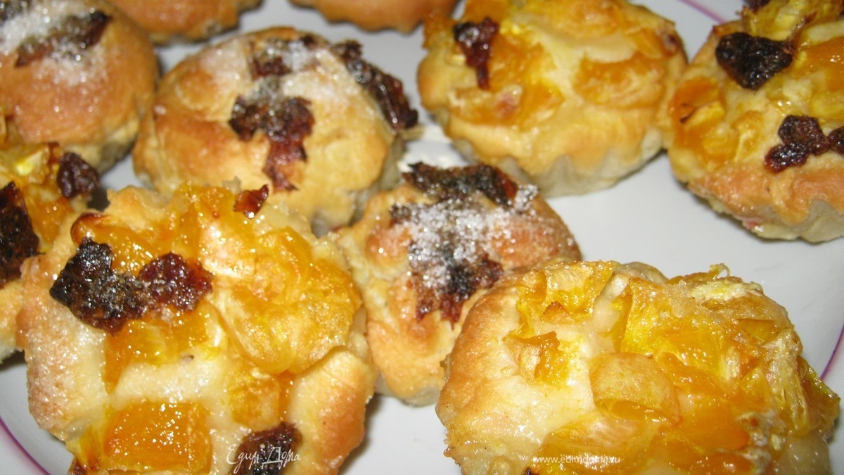 Булочки с мандарином и финиками