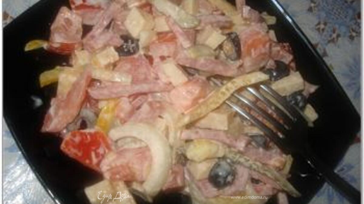 Салат с копченой колбасой и перцем