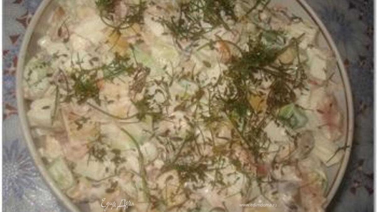 Салат с копченой горбушей и морским коктейлем