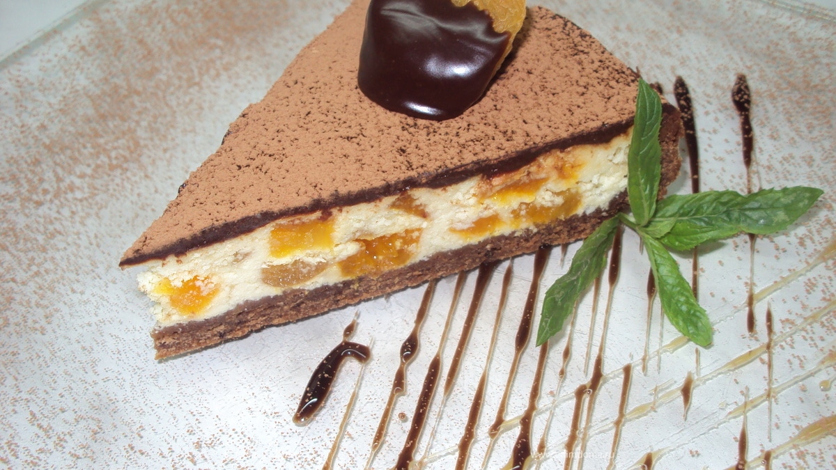 Чизкейк с белым шоколадом, курагой и ромом.