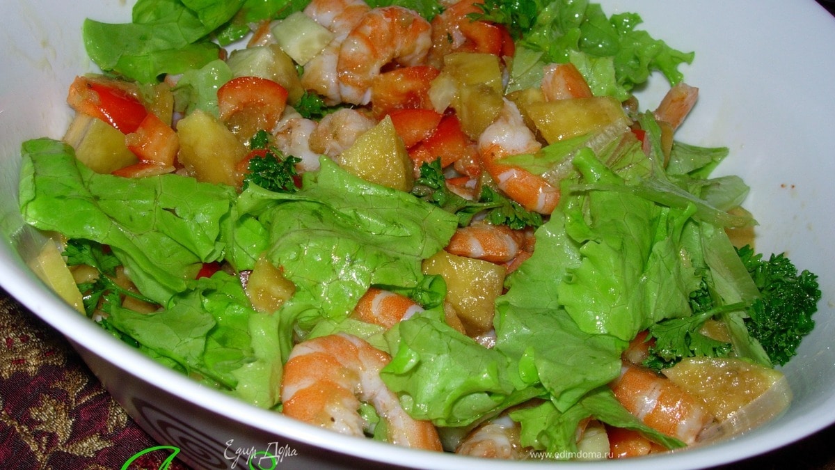 Салат с креветками и манго