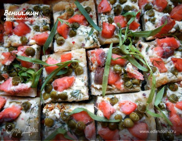 Слоеные тарталетки с копченым лососем, маскарпоне и горошком Слоеные тарталетки с копченым лососем, маскарпоне и горошком