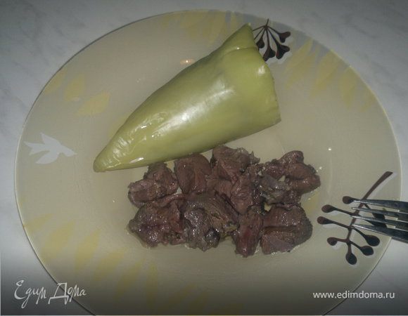 Перец фаршированый гречкой, луком и грибами и баранина с ягодами черной смородины.