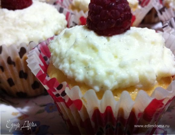 Рождественские капкейки с малиной в ванильном креме Рождественские капкейки с малиной в ванильном креме