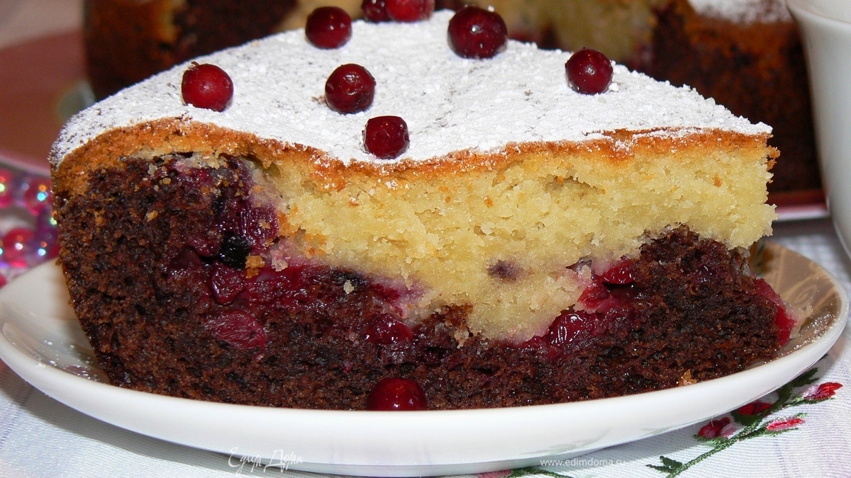 Черно-белый пирог с брусничной прослойкой