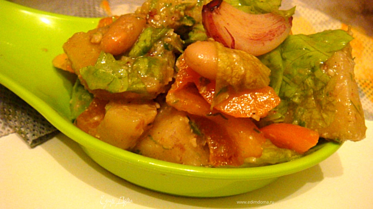 Салат с фасолью и печеным чесноком