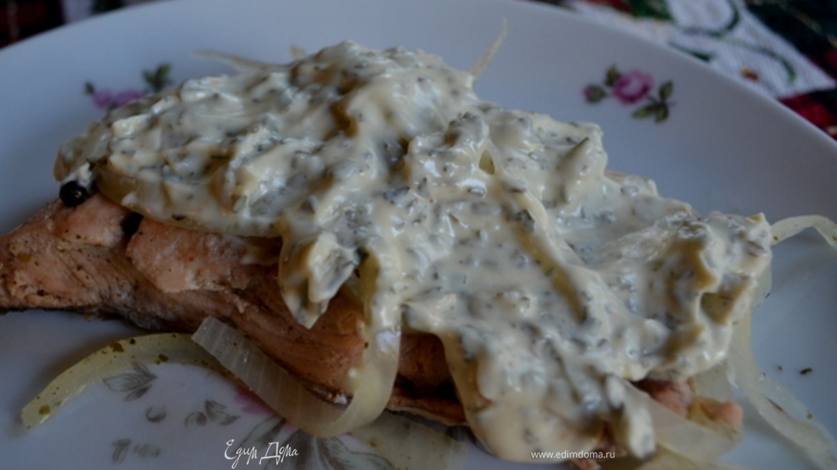 Холодный припущенный лосось под майонезом с травами