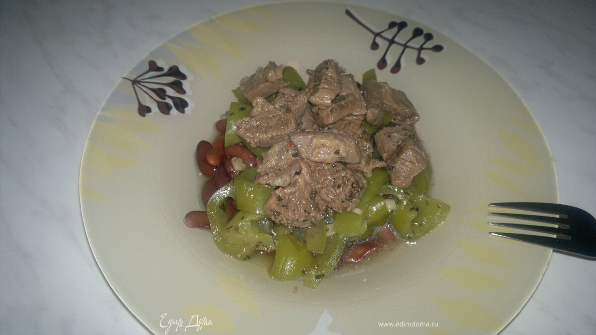 Фасолевая похлебка с говядиной и зеленым перцем.