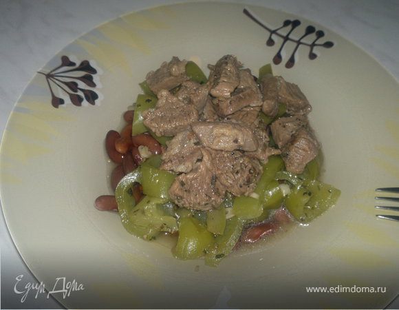 Фасолевая похлебка с говядиной и зеленым перцем.