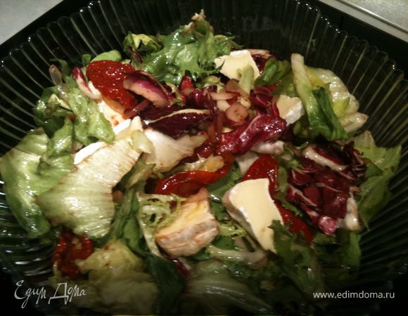 Салат с вялеными помидорами и мягким сыром Салат с вялеными помидорами и мягким сыром