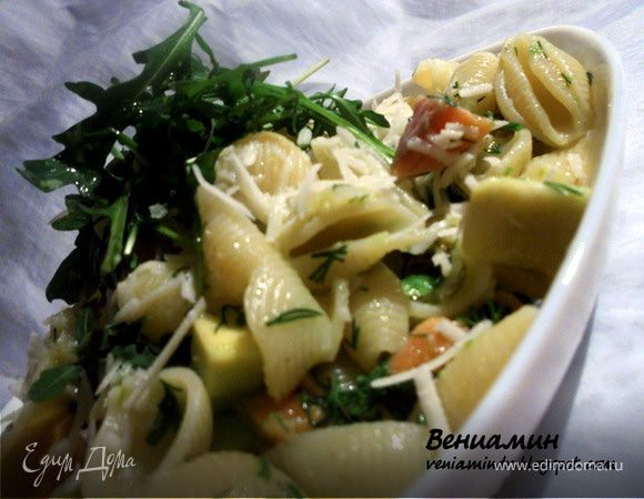 Паста с маринованной семгой, авокадо и руколой