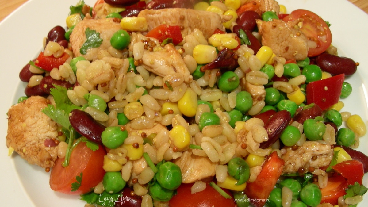 Салат из курицы с булгуром, фасолью и овощами