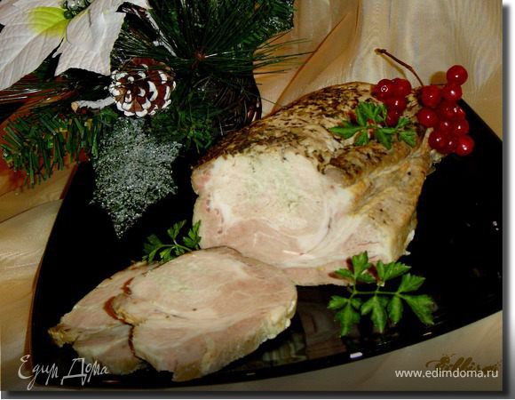 Свинина, запеченная на луковой подушке с итальянскими травами и чесноком