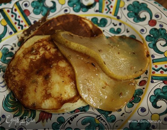 Оладьи из рикотты с карамелизированной грушей  