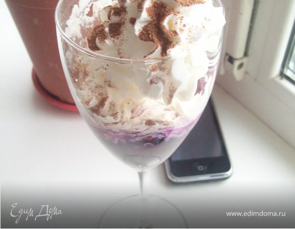 Сорбет из еживики,малины,клубники,со сливками и кусочками ананаса