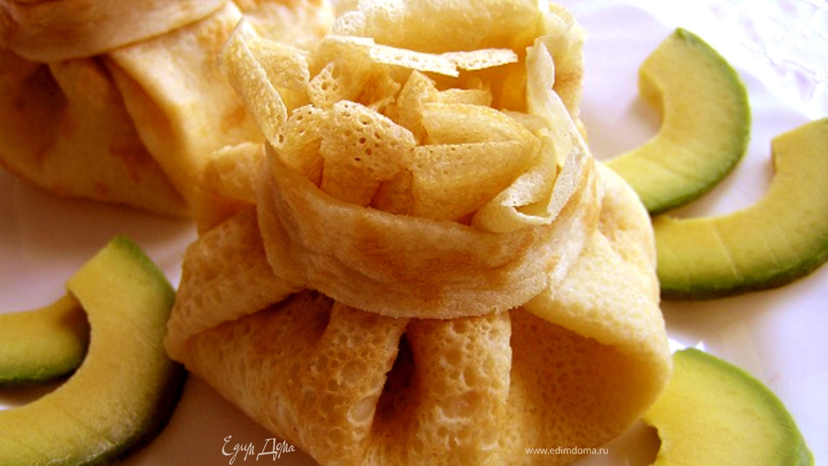 Мешочки из блинчиков с курицей и авокадо