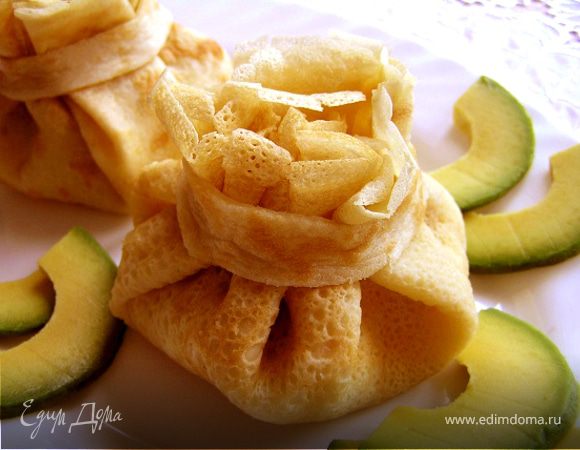 Мешочки из блинчиков с курицей и авокадо Мешочки из блинчиков с курицей и авокадо