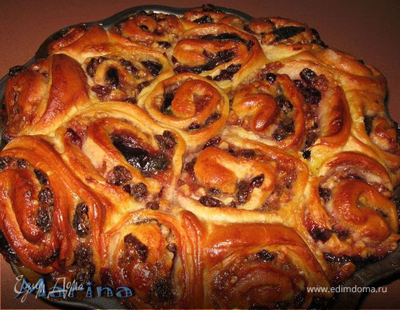 Пирог розочки со сливовым вареньем, сухофруктами и орехами Пирог розочки со сливовым вареньем, сухофруктами и орехами