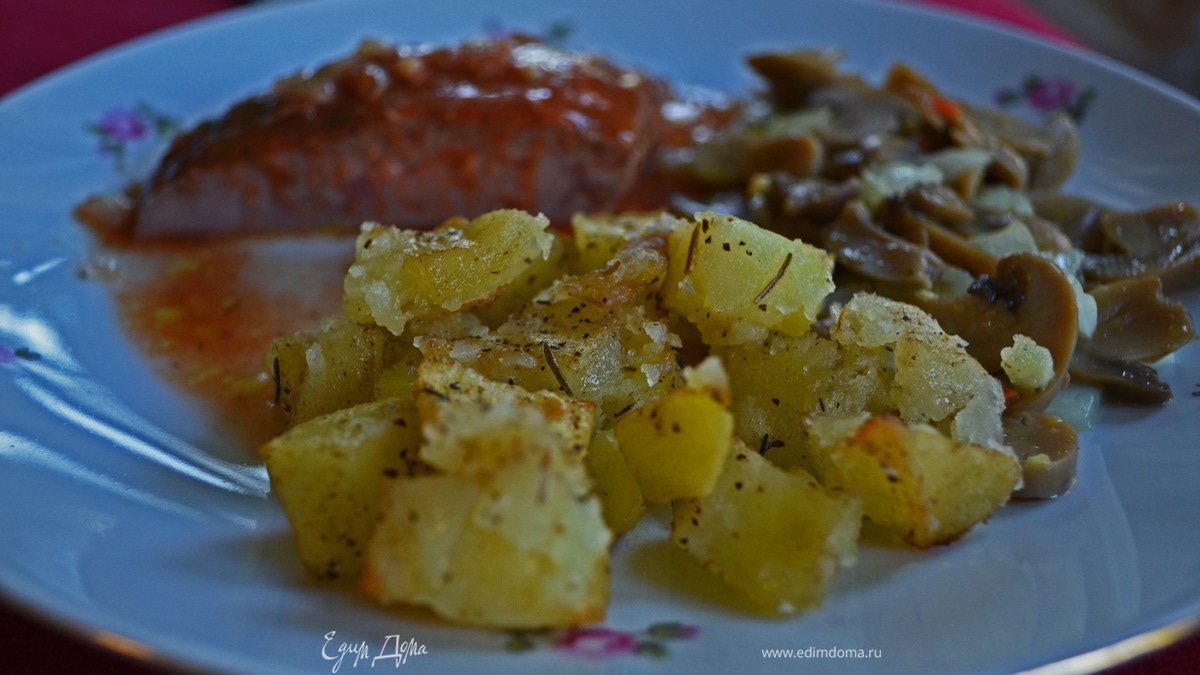 Печеный картофель с розмарином и луком