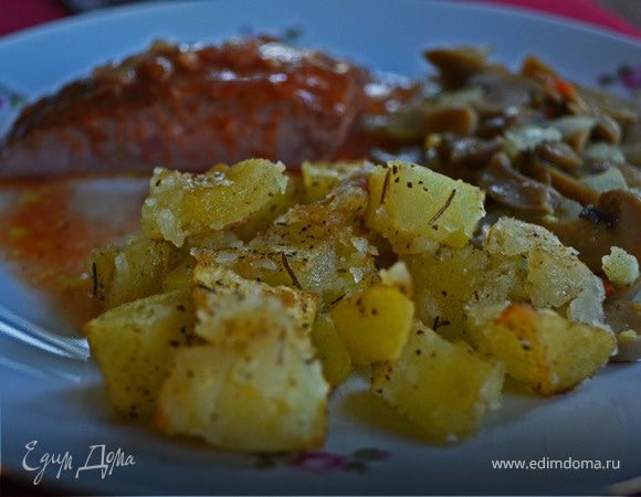 Печеный картофель с розмарином и луком Печеный картофель с розмарином и луком