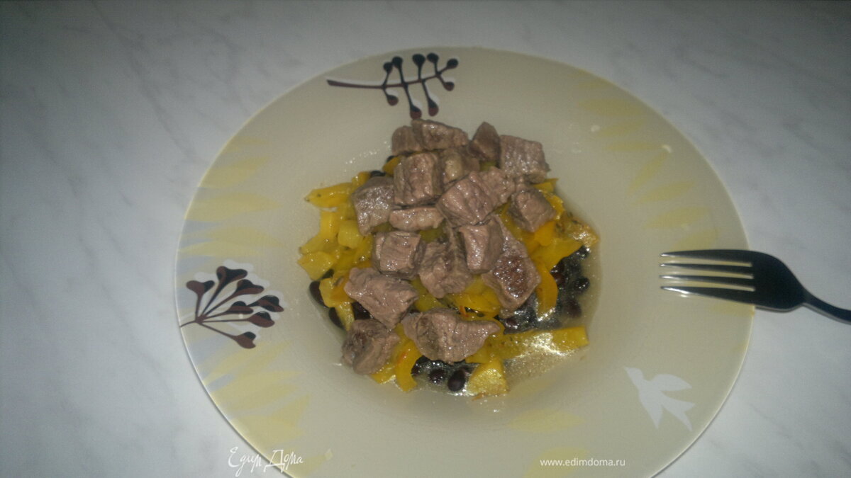 Похлебка из черных бобов и говядины и сладкий тропический чатни