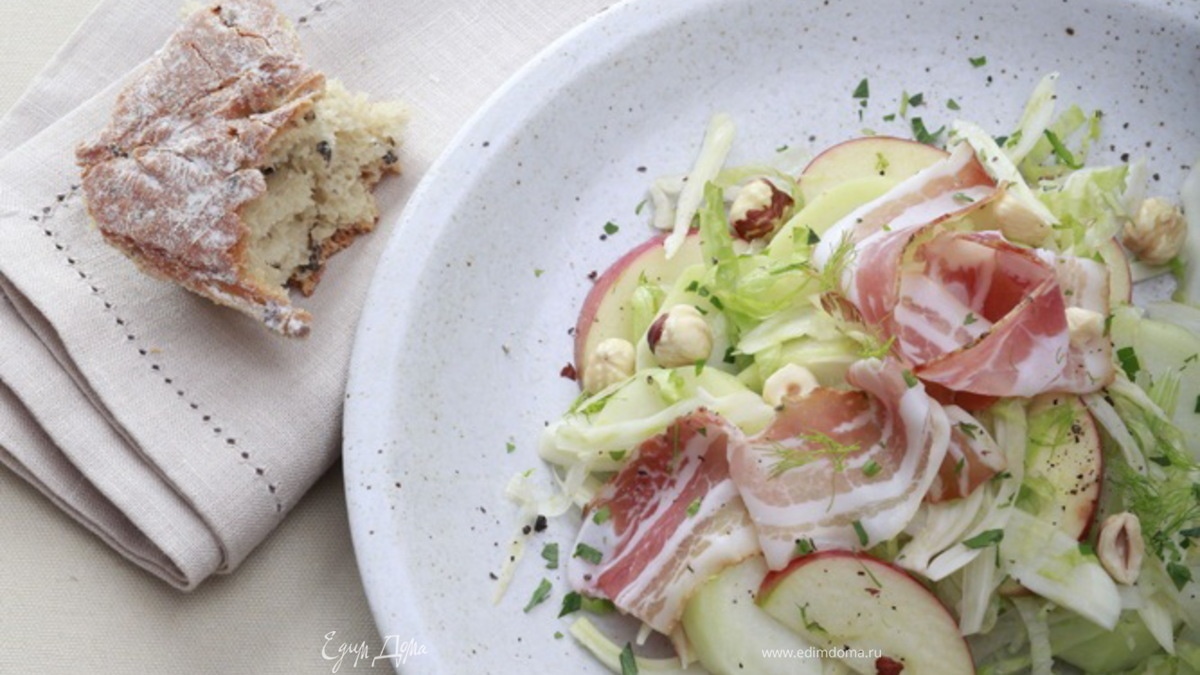 Салат с яблоками, фенхелем и свиной грудинкой 