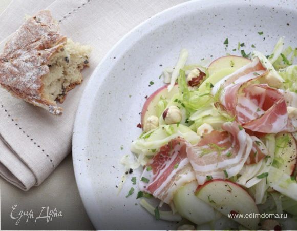 Салат с яблоками, фенхелем и свиной грудинкой 