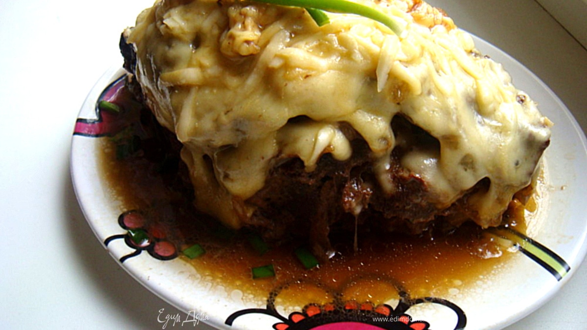 Печень говяжья, запеченная под сырной шапкой