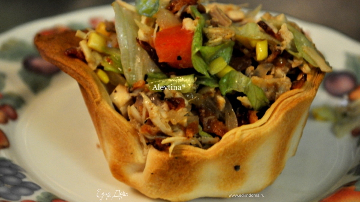 Куриный салат с беконом в чашах