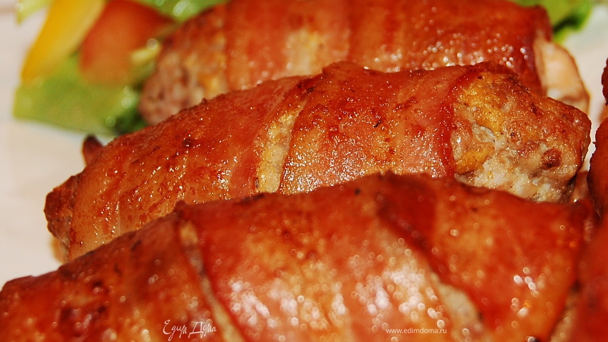 Мини-колбаски в беконе.