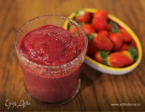 Ягодный коктейль с медом и соевым молоком Ягодный коктейль с медом и соевым молоком