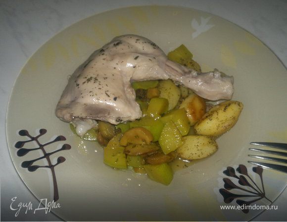 Отварные куриные ножки с тущеным кабачком и грибами и паровой картофель в духовке. Отварные куриные ножки с тущеным кабачком и грибами и паровой картофель в духовке.