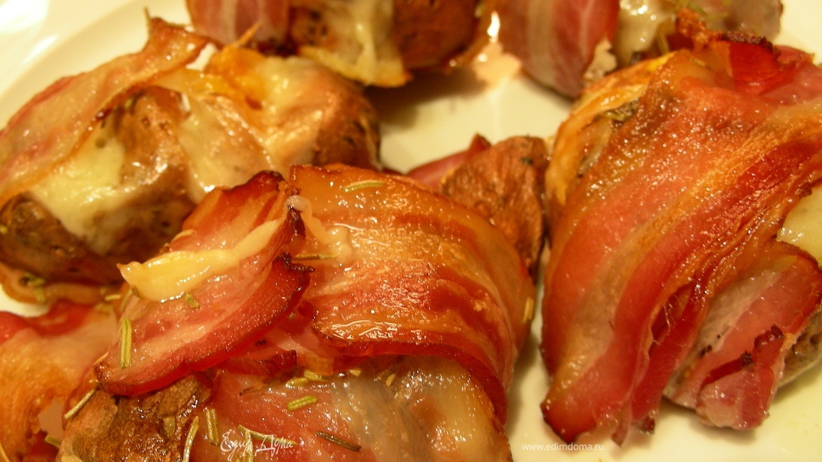 Картофель, запеченный в беконе с розмарином и фетой