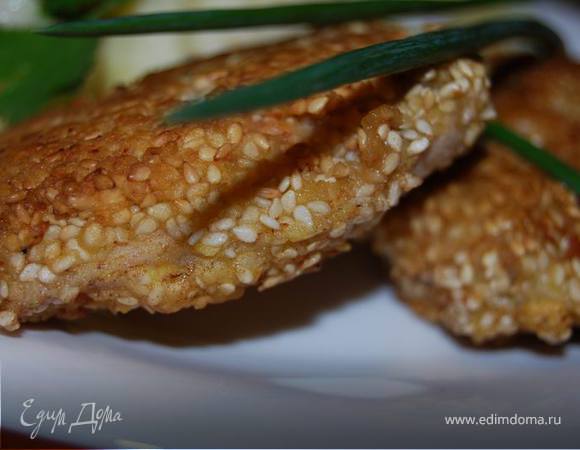 Медальоны из индейки в кунжутной панировке с овощным гарниром