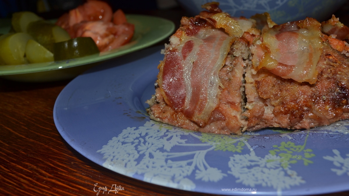 Мясной рулет с карамелизованным луком и томатами