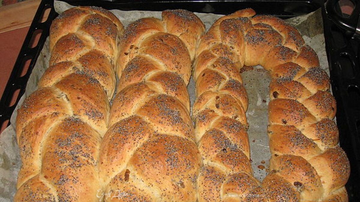 Хлеб с копченым колбасным сыром и оливками