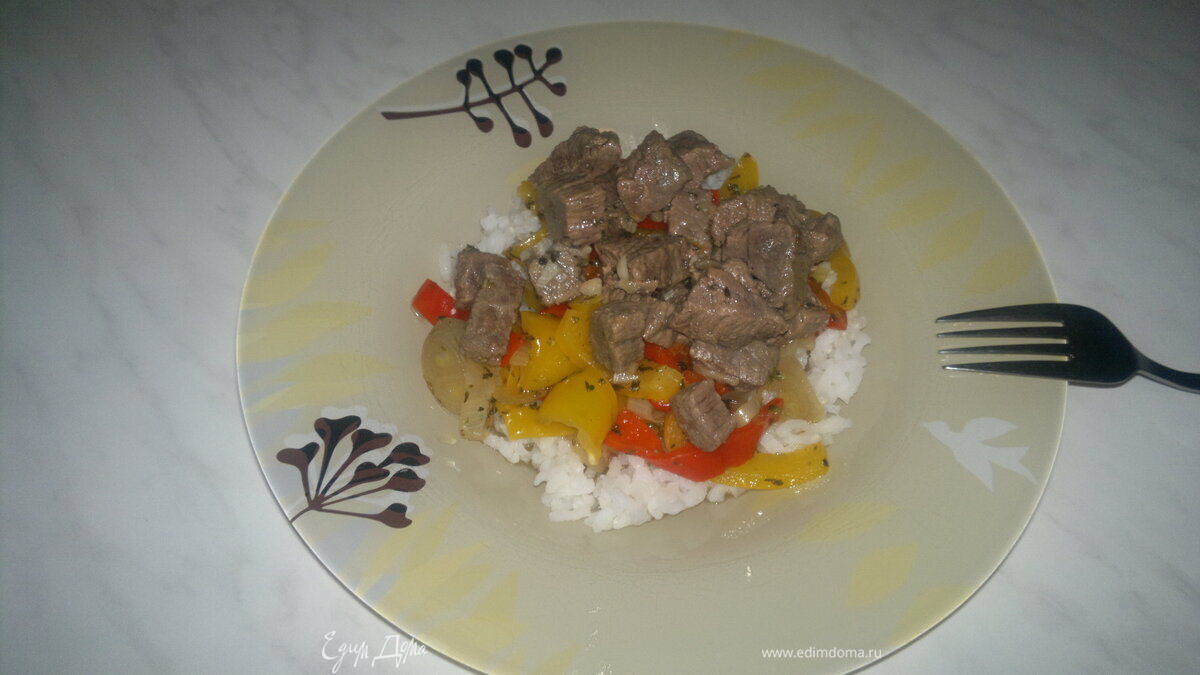 Говядина с чесноком, имбирем и табаско + рассыпчатый рис и чатни из сладких перцев.