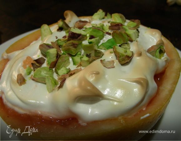 Легкий десерт из грейпфрута с меренгой и фисташками