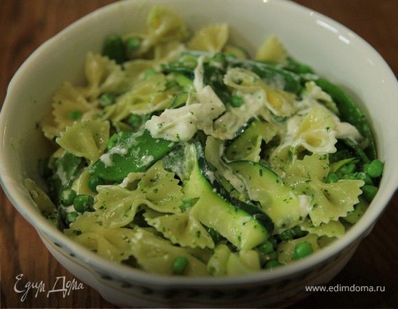 Паста с зелеными овощами и сыром буррата 