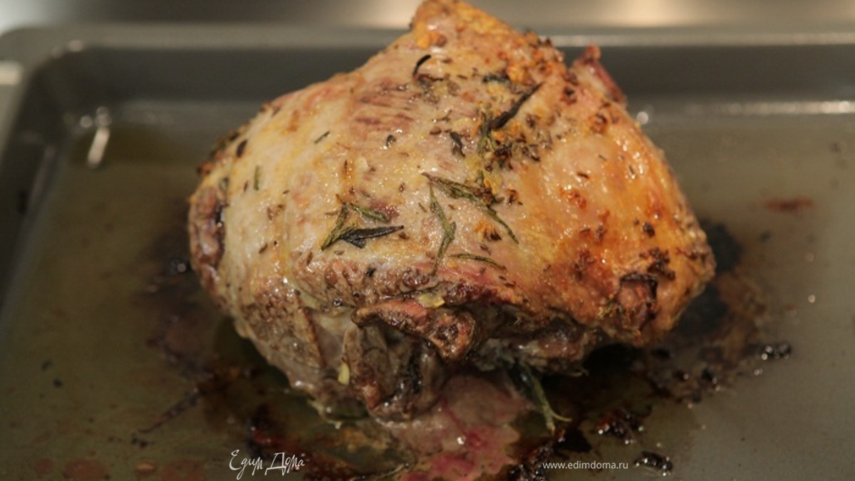 Баранина с чесноком и розмарином