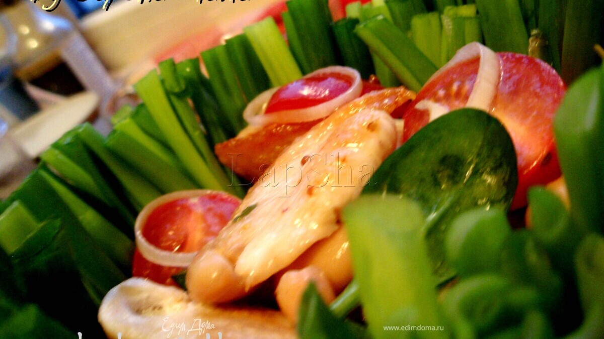 Салат с фасолью и курицей в луковой корзинке