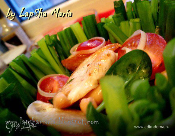 Салат с фасолью и курицей в луковой корзинке