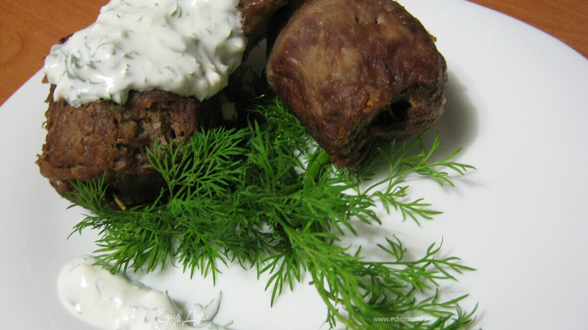 Медальоны с грецкими орехами и укропным соусом 