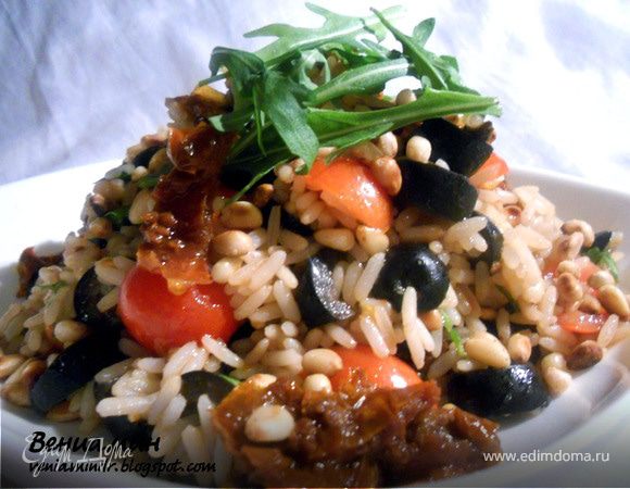 Рисовый салат с вялеными помидорами и кедровыми орехами Рисовый салат с вялеными помидорами и кедровыми орехами