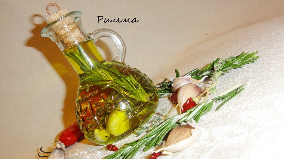 Оливковое масло с травами, перцем чили и чесноком.